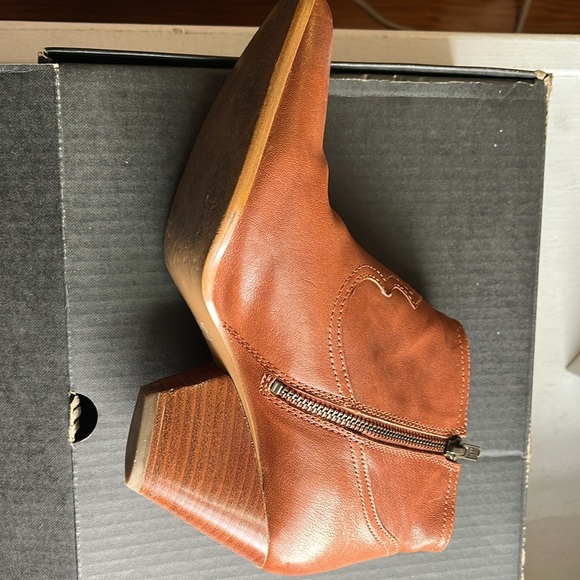 Great condition Frye Reina bootie in cognac size 9.5 - Picture 6 of 9